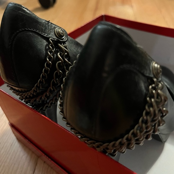Black Leather Guess Heels with Chain Detail - Picture 8 of 16
